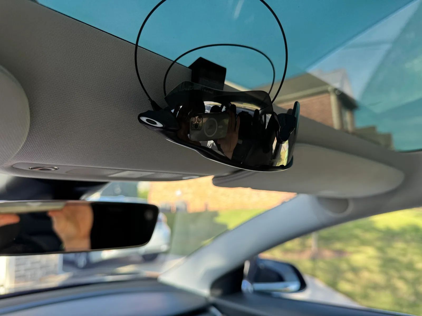 特斯拉model 3车顶的太阳镜支架